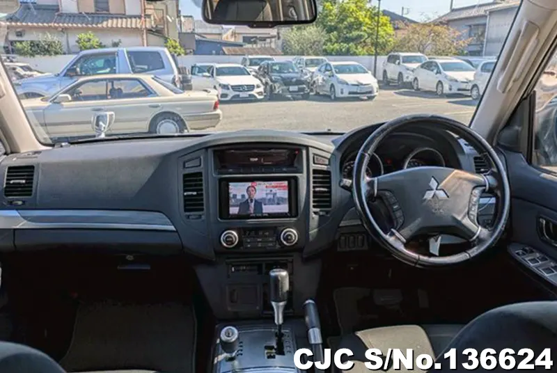 Mitsubishi Pajero in Silver for Sale Image 9