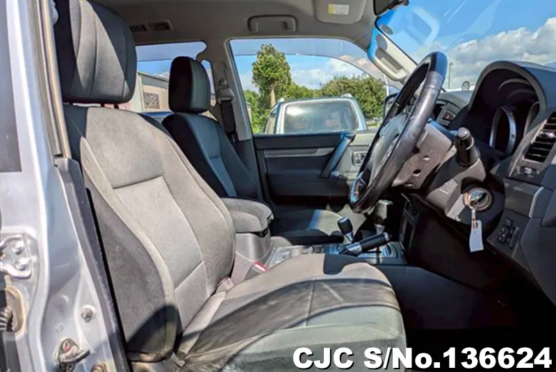 Mitsubishi Pajero in Silver for Sale Image 10