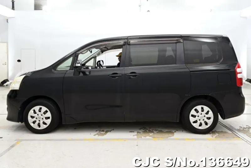 Toyota Noah in Black for Sale Image 5
