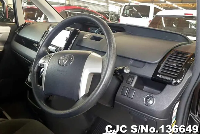 Toyota Noah in Black for Sale Image 6
