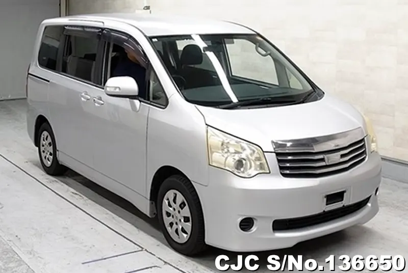 Toyota / Noah 2013