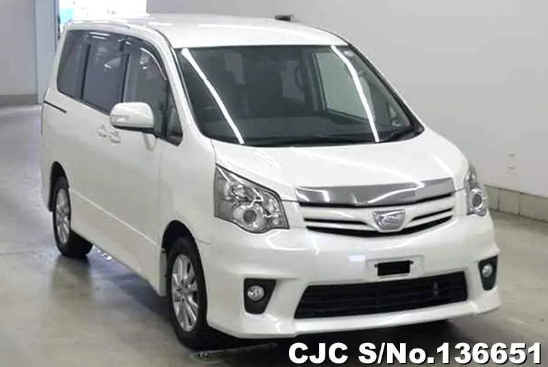 Toyota / Noah 2013