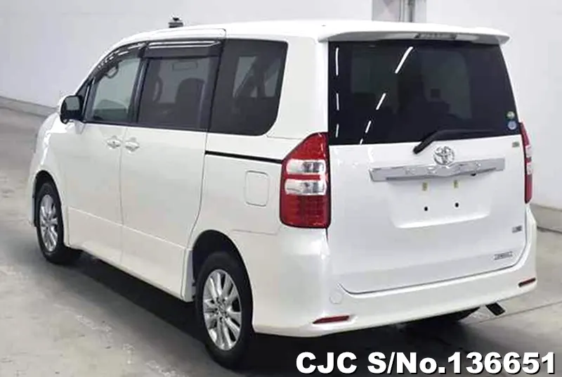 Toyota Noah in White for Sale Image 1