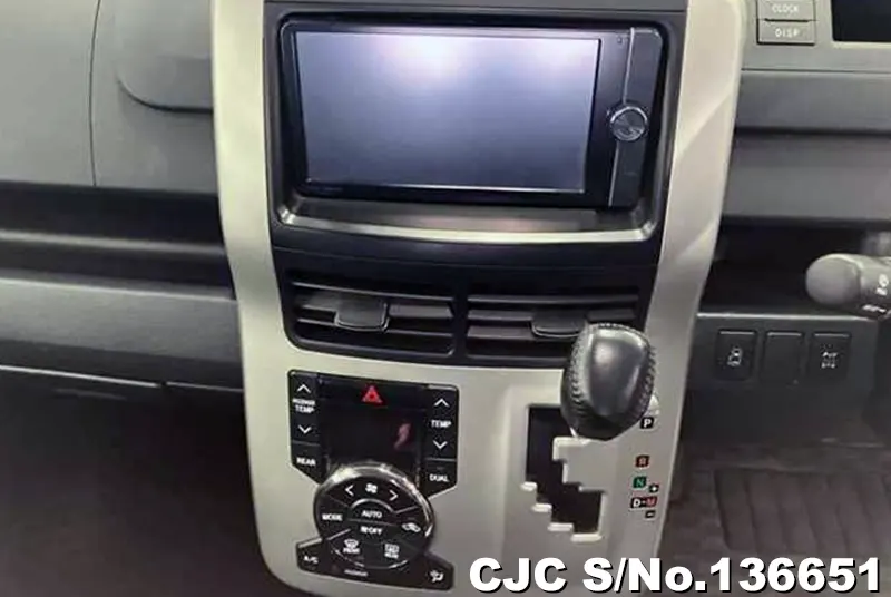 Toyota Noah in White for Sale Image 7