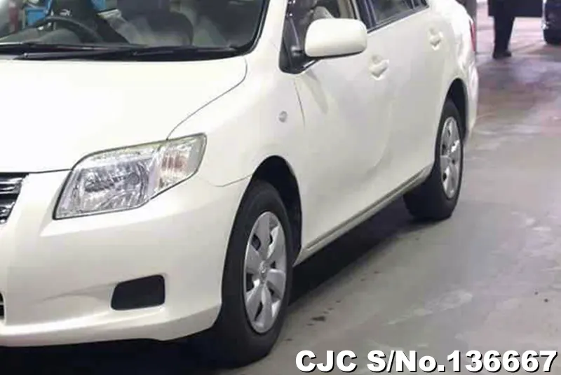 Toyota Corolla Axio in White for Sale Image 3