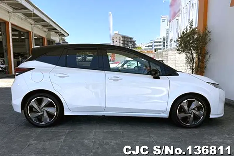 Nissan Aura e-Power in Pearl for Sale Image 6