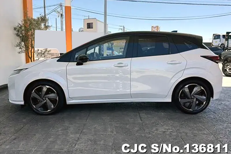 Nissan Aura e-Power in Pearl for Sale Image 7