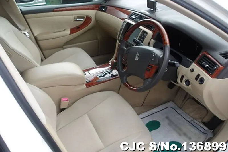 Toyota Crown in White for Sale Image 7