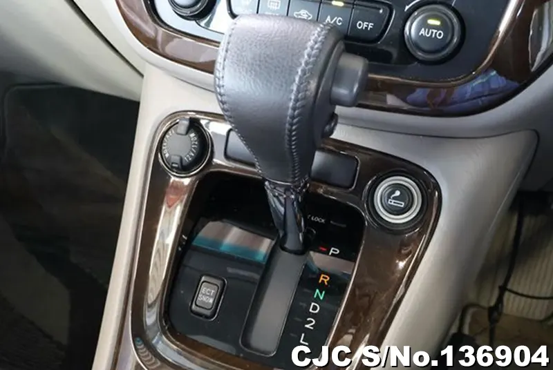 Toyota Kluger in Red for Sale Image 18