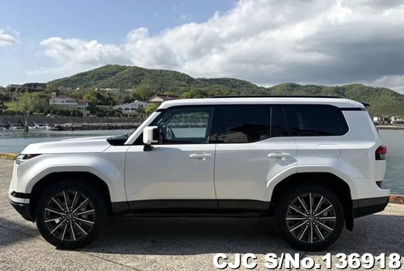 Lexus GX 550 in Pearl for Sale Image 7