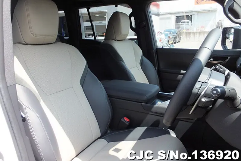 Lexus GX 550 in Pearl for Sale Image 10