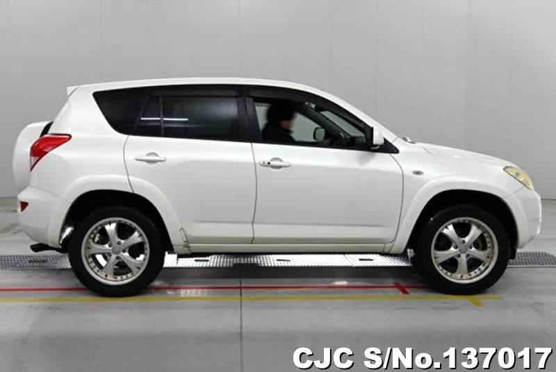 Toyota Rav4 in White for Sale Image 5