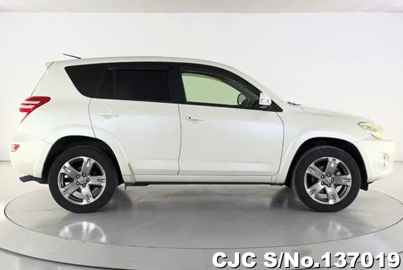 Toyota Rav4 in White for Sale Image 1