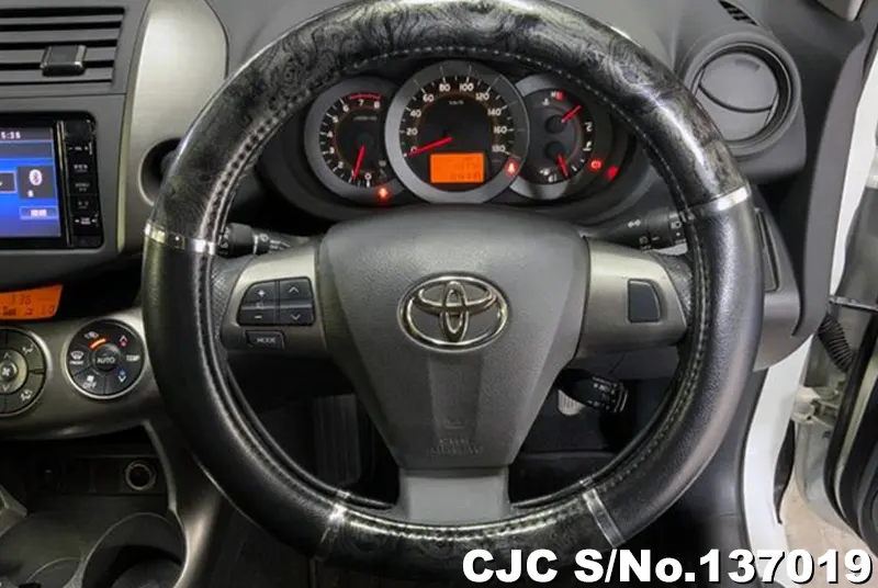 Toyota Rav4 in White for Sale Image 10