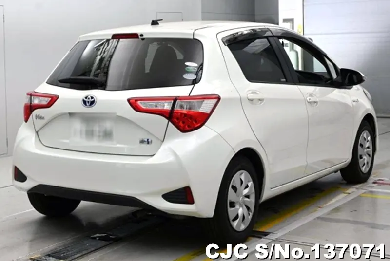 Toyota Vitz in White for Sale Image 2