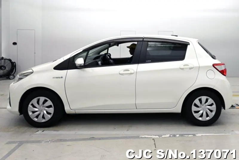 Toyota Vitz in White for Sale Image 7
