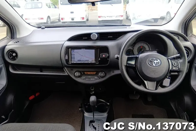 Toyota Vitz in White for Sale Image 3