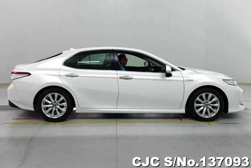 Toyota Camry in White for Sale Image 6