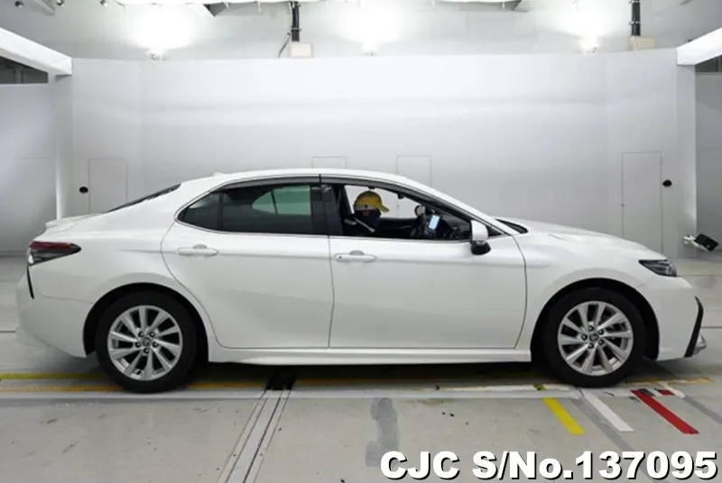 Toyota Camry in White for Sale Image 6