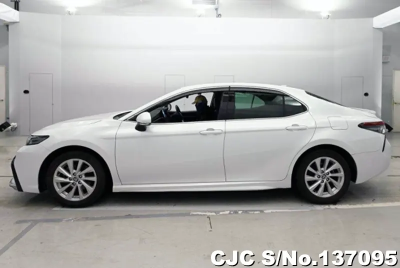 Toyota Camry in White for Sale Image 7