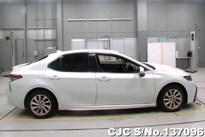 Toyota Camry in White for Sale Image 4