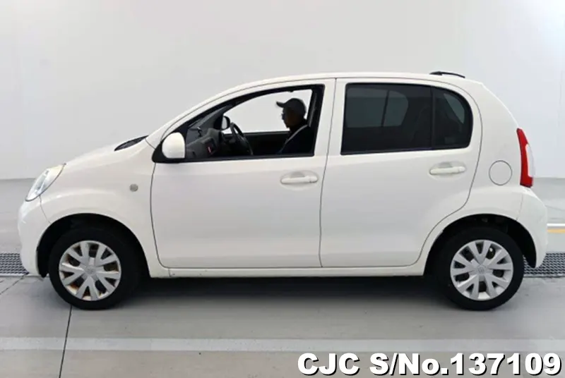 Toyota Passo in White for Sale Image 7