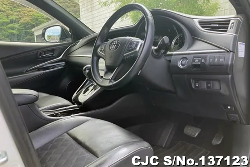 Toyota Harrier in Pearl for Sale Image 4