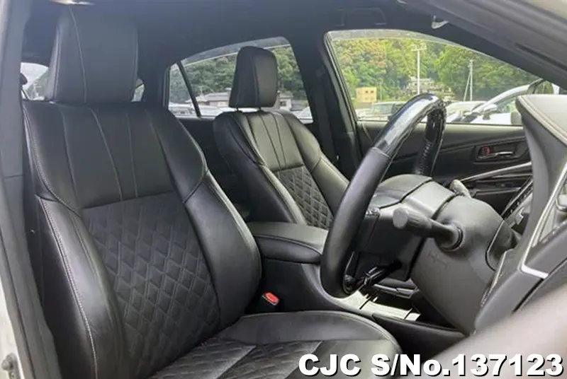 Toyota Harrier in Pearl for Sale Image 5