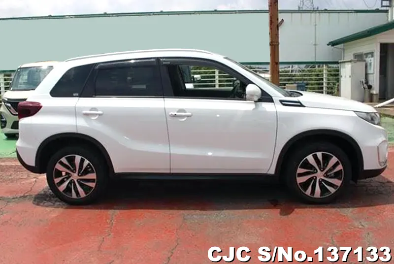 Suzuki Escudo in White for Sale Image 2