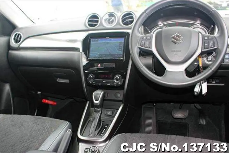 Suzuki Escudo in White for Sale Image 4