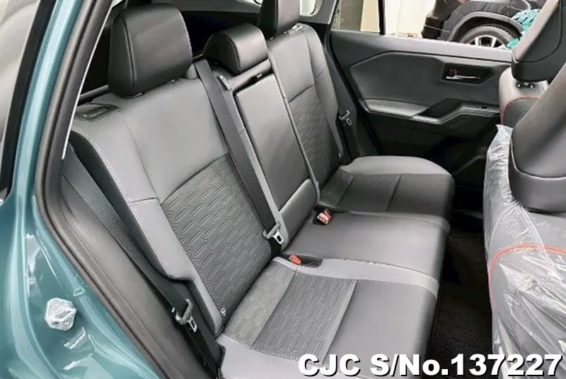 Toyota Rav4 in Green for Sale Image 11