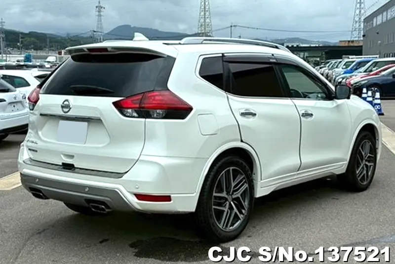Nissan X-Trail in Pearl for Sale Image 2