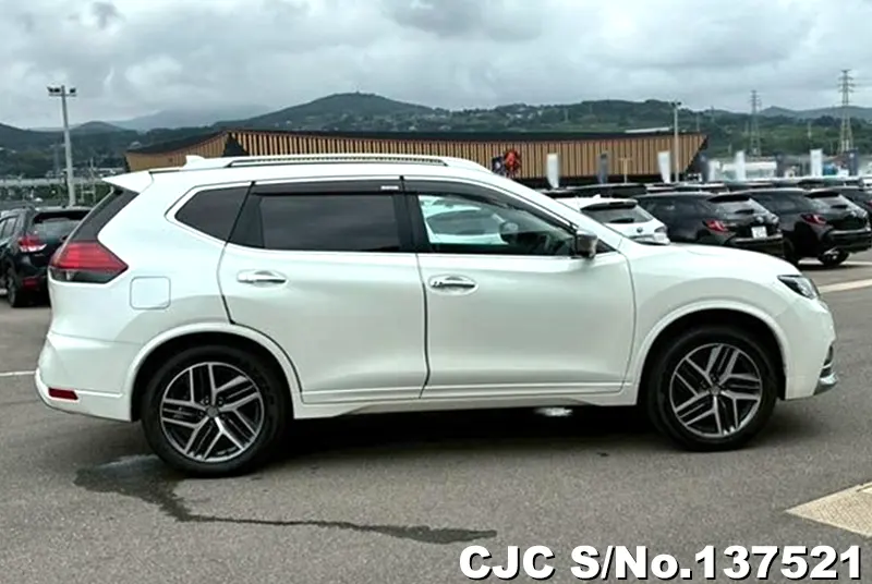 Nissan X-Trail in Pearl for Sale Image 6
