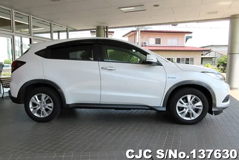 Honda Vezel in White for Sale Image 6