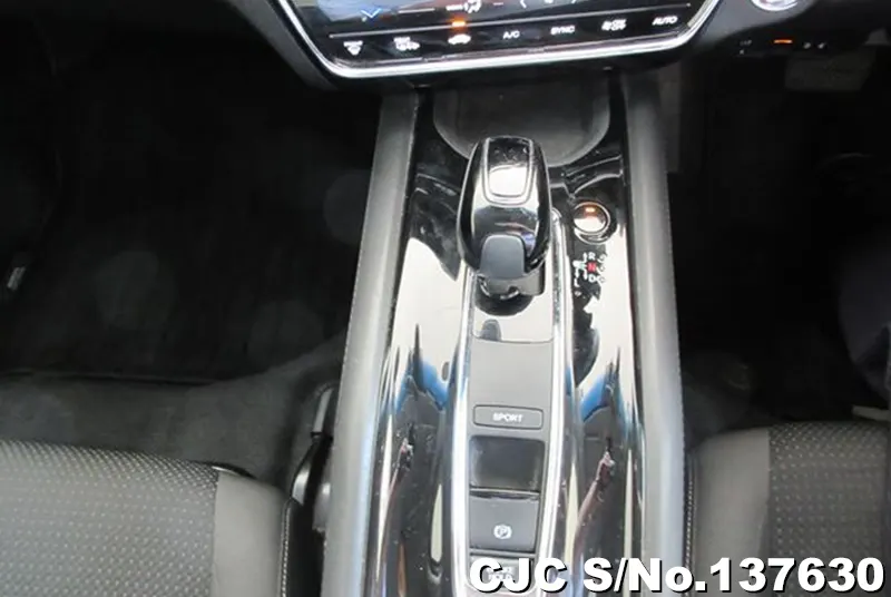 Honda Vezel in White for Sale Image 17