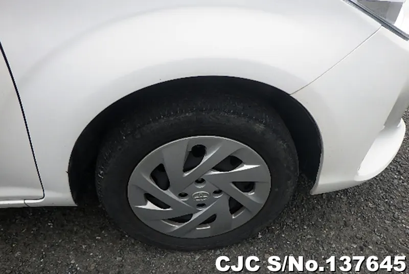 Toyota Corolla Axio in White for Sale Image 16