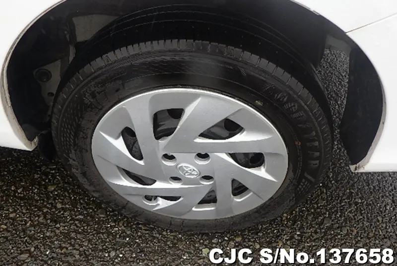 Toyota Corolla Axio in White for Sale Image 14