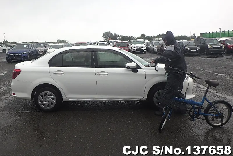Toyota Corolla Axio in White for Sale Image 4
