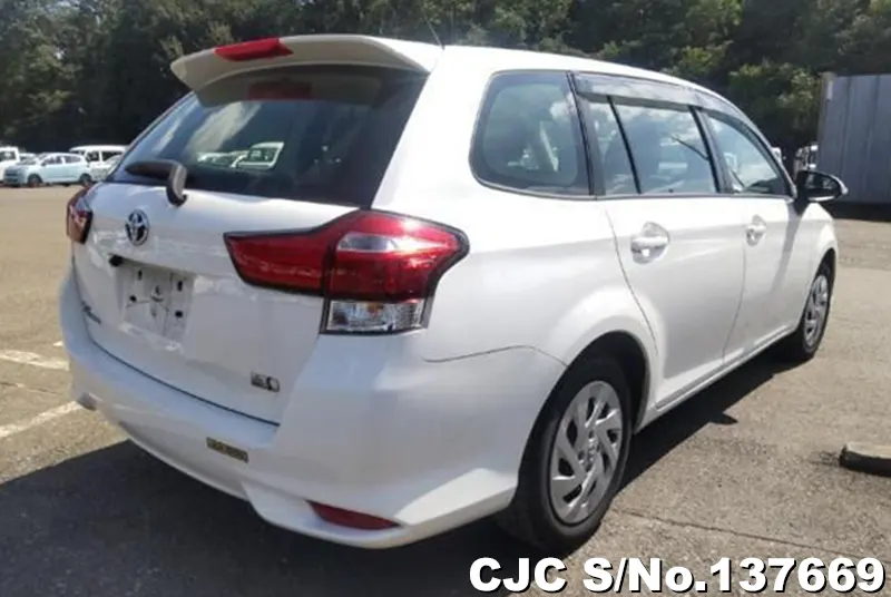 Toyota Corolla Fielder in White for Sale Image 2