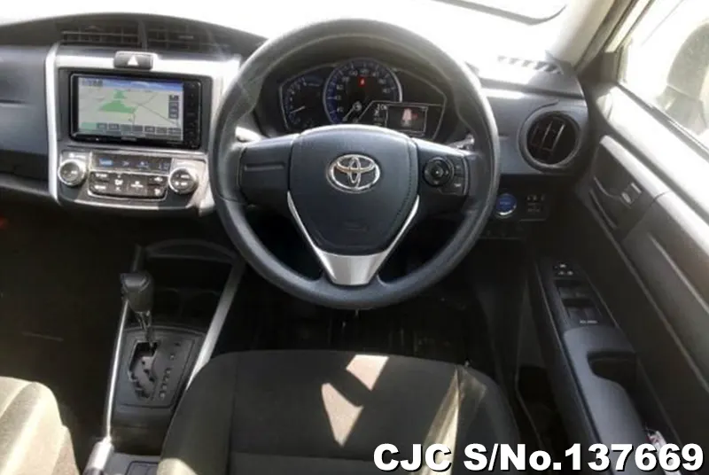 Toyota Corolla Fielder in White for Sale Image 6