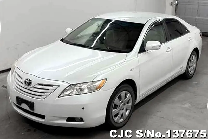 Toyota Camry in White for Sale Image 3