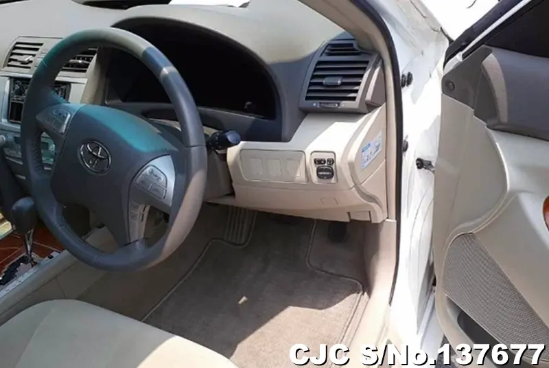 Toyota Camry in White for Sale Image 7