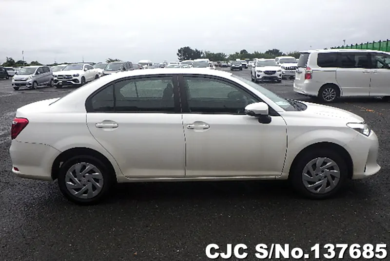 Toyota Corolla Axio in White for Sale Image 6