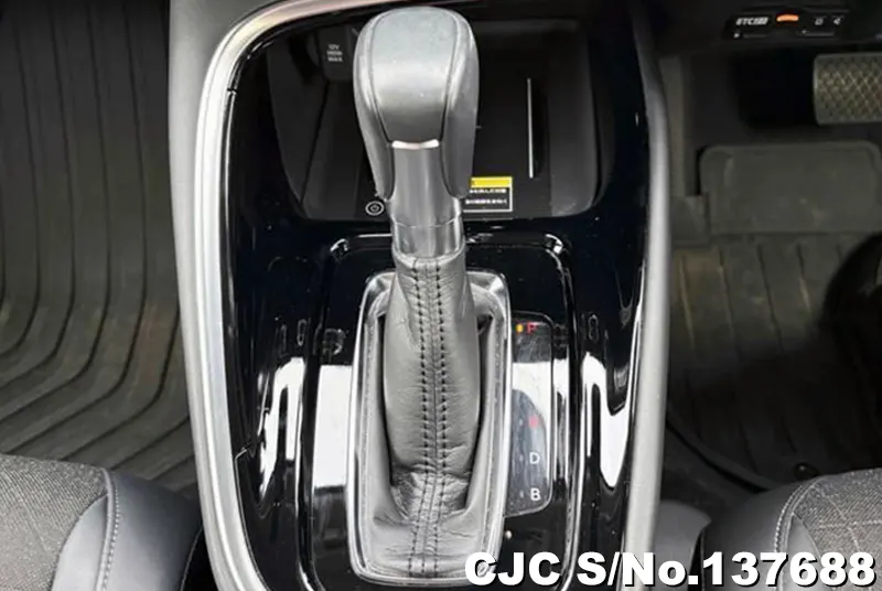 Honda Vezel in White for Sale Image 5