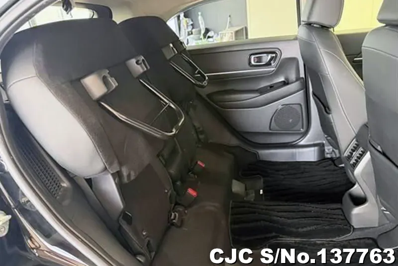 Honda Vezel in Black for Sale Image 11