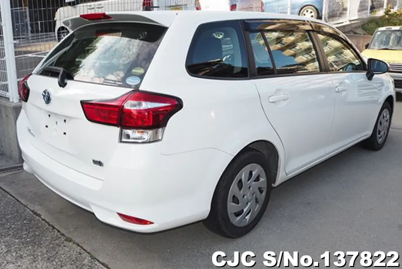 Toyota Corolla Fielder in White for Sale Image 2