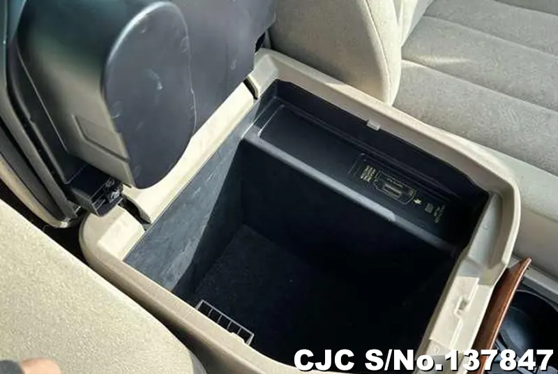 Toyota Land Cruiser in White for Sale Image 13