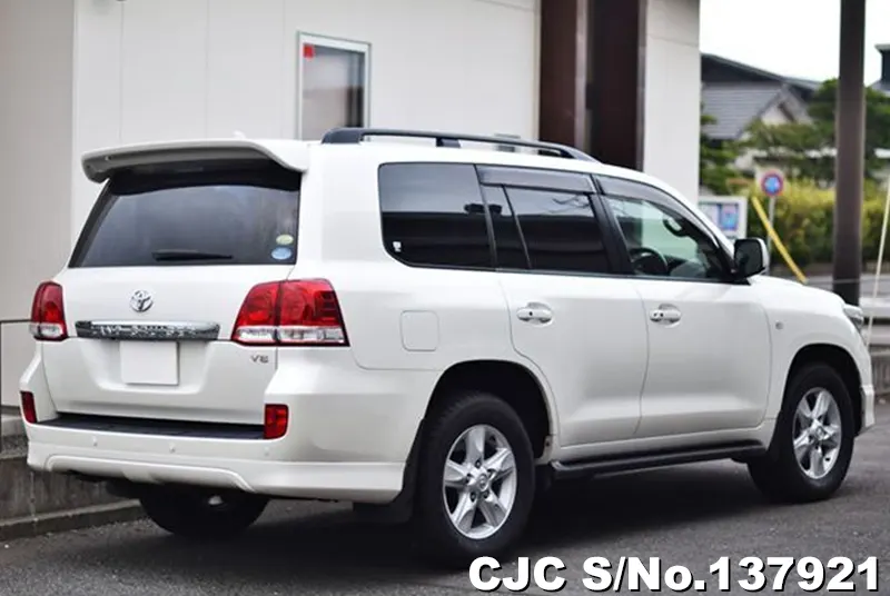 Toyota Land Cruiser in White for Sale Image 2