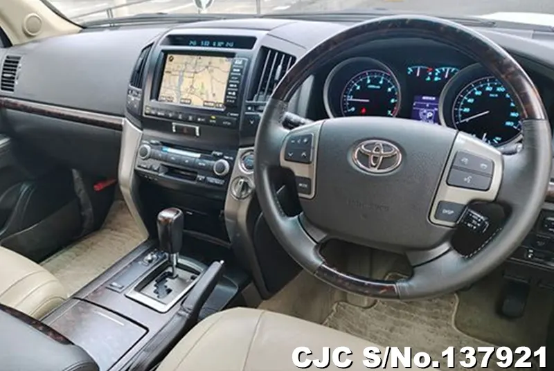 Toyota Land Cruiser in White for Sale Image 9