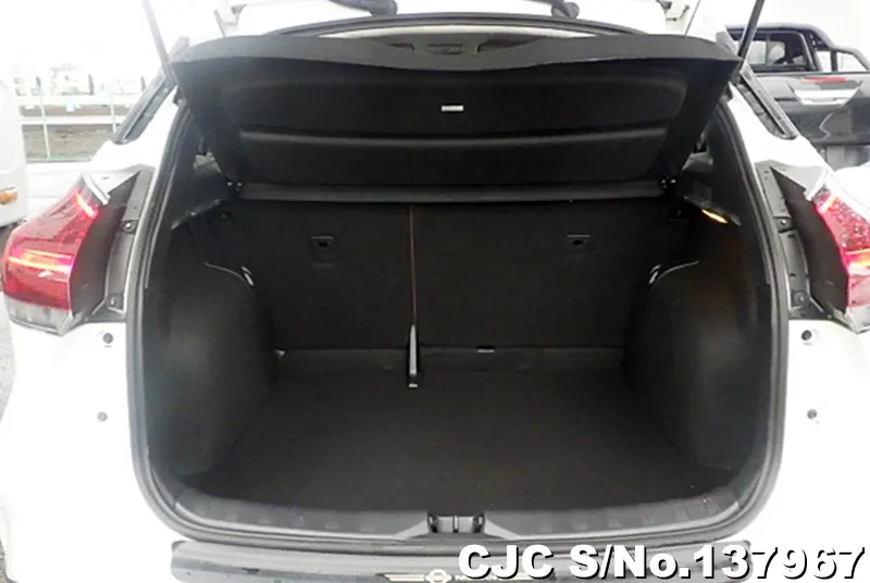 Nissan Kicks in Pearl White for Sale Image 8